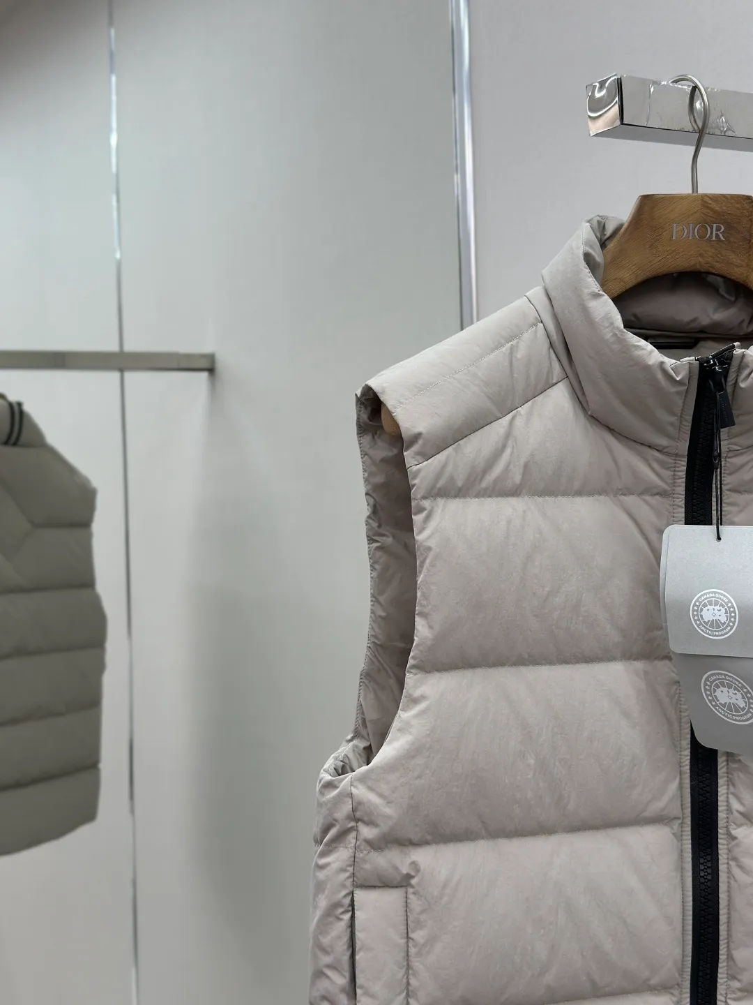 P690 CANADA GOOSE Canada Goose Badge Down Vest Fabric selection: The use of high-quality protective nylon fabric not only enhances the wear resistance of the surface, but also takes into account wind resistance, ensuring excellent performance in various harsh weather conditions.  90 national standard high-quality white duck down: selected high-loft down, weighing 160g, light and warm, with excellent temperature locking performance and good resilience.  Three-dimensional quilting process: Precision thread reinforcement to prevent velvet drilling and ensure that the fluffy and resilient elasticity lasts as new.  Details: The ribbon is woven with polyester as the base, and the brand letters are decorated on the ribbon through high-precision computer embroidery. The edges of the pattern are clear, the stitches are fine and even, and multiple layers of embroidery thread are stacked to enhance the three-dimensional effect. Accessories: One-to-one customized logo, one-to-one customized zipper puller, one-to-one customized three-label SIZE: S M L XL
